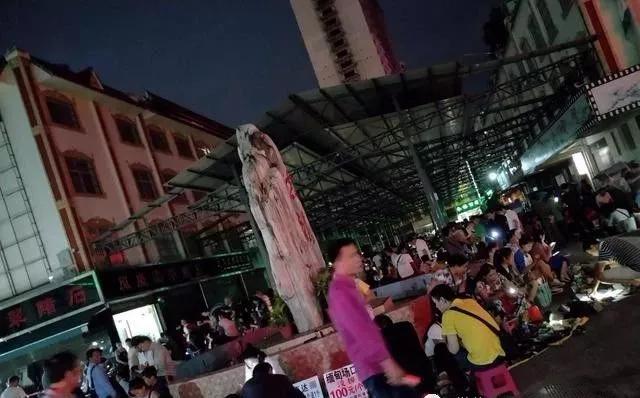 宝马翡翠原石效果图,白盐沙翡翠原石外形效果图-第5张图片-翡翠网 宝马翡翠原石效果图,白盐沙翡翠原石外形效果图-第5张图片-翡翠网