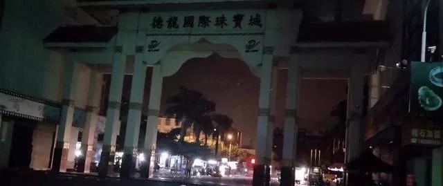 宝马翡翠原石效果图,白盐沙翡翠原石外形效果图-第8张图片-翡翠网 宝马翡翠原石效果图,白盐沙翡翠原石外形效果图-第8张图片-翡翠网