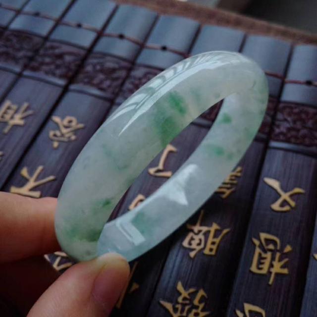 包含油青飘花翡翠手镯价格的词条-第3张图片-翡翠网 包含油青飘花翡翠手镯价格的词条-第3张图片-翡翠网