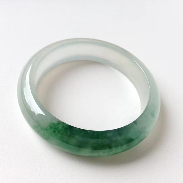 翡翠手镯表面有点磨花怎么办,翡翠手镯表-第3张图片-翡翠网 翡翠手镯表面有点磨花怎么办,翡翠手镯表-第3张图片-翡翠网