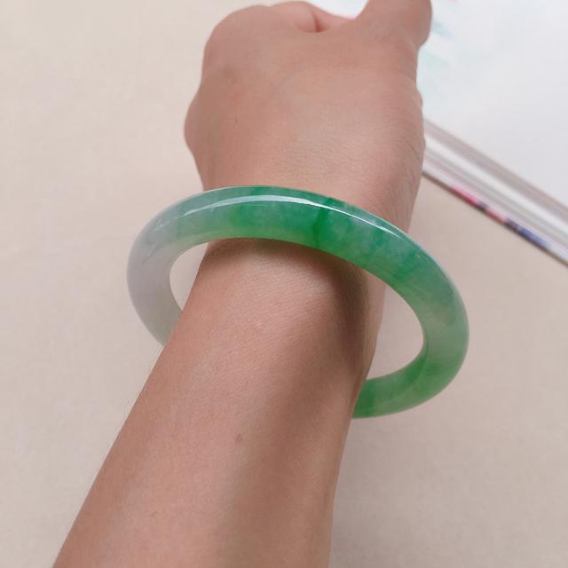 两万块钱的翡翠手镯两万的翡翠手镯怎么样-第3张图片-翡翠网 两万块钱的翡翠手镯两万的翡翠手镯怎么样-第3张图片-翡翠网