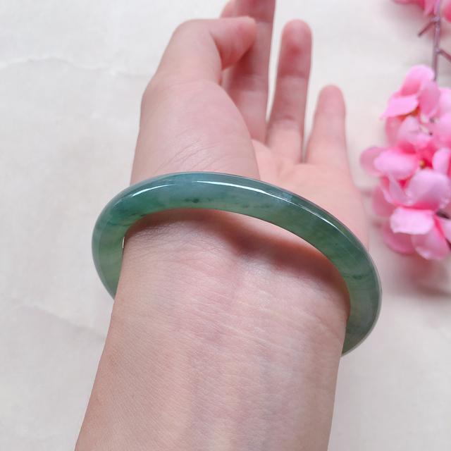 两万块钱的翡翠手镯两万的翡翠手镯怎么样-第10张图片-翡翠网 两万块钱的翡翠手镯两万的翡翠手镯怎么样-第10张图片-翡翠网