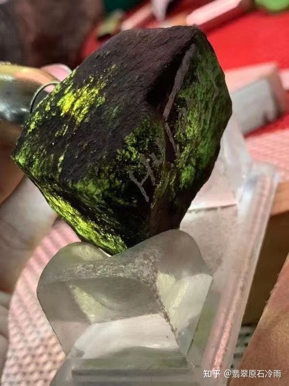 翡翠原石黑线是什么翡翠原石上的黑线-第2张图片-翡翠网 翡翠原石黑线是什么翡翠原石上的黑线-第2张图片-翡翠网