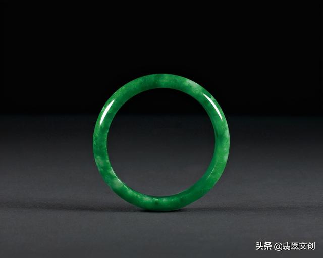 翡翠原石小水潭的简单介绍-第4张图片-翡翠网 翡翠原石小水潭的简单介绍-第4张图片-翡翠网