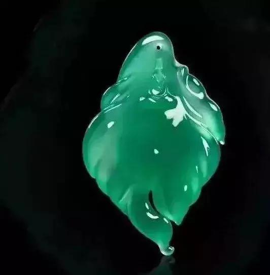 翡翠手镯戴哪个手比较好,随形翡翠手镯-第3张图片-翡翠网 翡翠手镯戴哪个手比较好,随形翡翠手镯-第3张图片-翡翠网