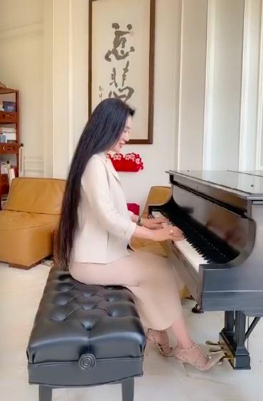 女人戴翡翠手镯左手还是右手好,女人戴翡翠手镯的图片-第2张图片-翡翠网 女人戴翡翠手镯左手还是右手好,女人戴翡翠手镯的图片-第2张图片-翡翠网