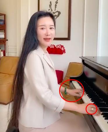 女人戴翡翠手镯左手还是右手好,女人戴翡翠手镯的图片-第3张图片-翡翠网 女人戴翡翠手镯左手还是右手好,女人戴翡翠手镯的图片-第3张图片-翡翠网