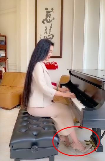 女人戴翡翠手镯左手还是右手好,女人戴翡翠手镯的图片-第4张图片-翡翠网 女人戴翡翠手镯左手还是右手好,女人戴翡翠手镯的图片-第4张图片-翡翠网