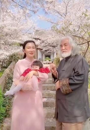 女人戴翡翠手镯左手还是右手好,女人戴翡翠手镯的图片-第13张图片-翡翠网 女人戴翡翠手镯左手还是右手好,女人戴翡翠手镯的图片-第13张图片-翡翠网