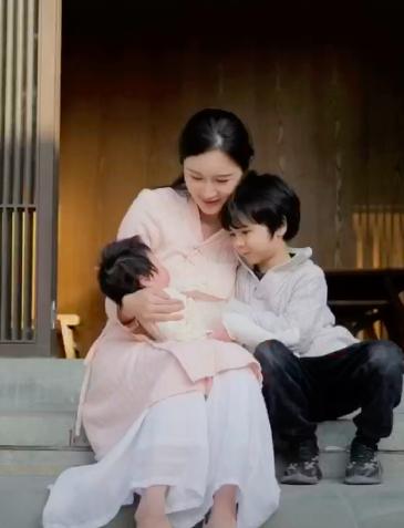 女人戴翡翠手镯左手还是右手好,女人戴翡翠手镯的图片-第15张图片-翡翠网 女人戴翡翠手镯左手还是右手好,女人戴翡翠手镯的图片-第15张图片-翡翠网