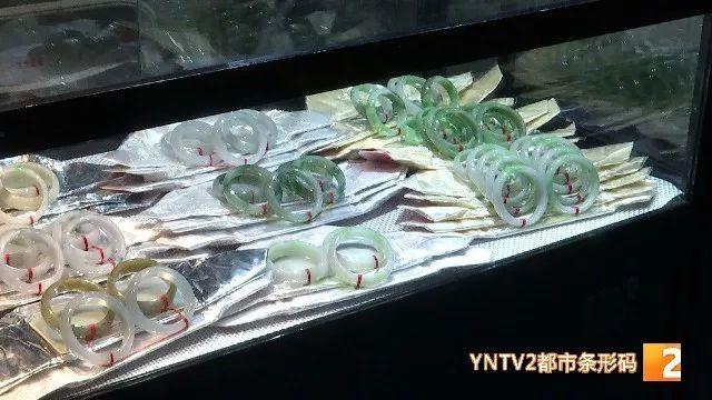 无色翡翠手镯,染色的翡翠手镯-第5张图片-翡翠网 无色翡翠手镯,染色的翡翠手镯-第5张图片-翡翠网