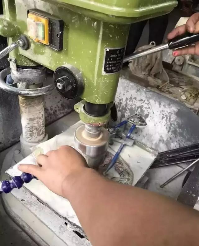 木那高冰翡翠原石价格,高冰玻璃种翡翠原石-第2张图片-翡翠网 木那高冰翡翠原石价格,高冰玻璃种翡翠原石-第2张图片-翡翠网