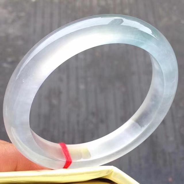 和田青玉和翡翠哪个好,翡翠青玉手镯-第2张图片-翡翠网 和田青玉和翡翠哪个好,翡翠青玉手镯-第2张图片-翡翠网