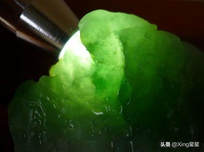 包含翡翠原石上的蟒带会进翠色吗的词条-第1张图片-翡翠网 包含翡翠原石上的蟒带会进翠色吗的词条-第1张图片-翡翠网