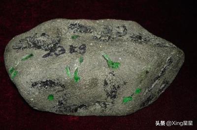 包含翡翠原石上的蟒带会进翠色吗的词条-第3张图片-翡翠网 包含翡翠原石上的蟒带会进翠色吗的词条-第3张图片-翡翠网