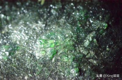 包含翡翠原石上的蟒带会进翠色吗的词条-第4张图片-翡翠网 包含翡翠原石上的蟒带会进翠色吗的词条-第4张图片-翡翠网