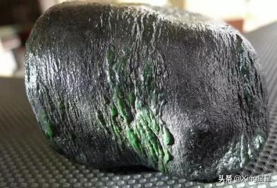 包含翡翠原石上的蟒带会进翠色吗的词条-第5张图片-翡翠网 包含翡翠原石上的蟒带会进翠色吗的词条-第5张图片-翡翠网