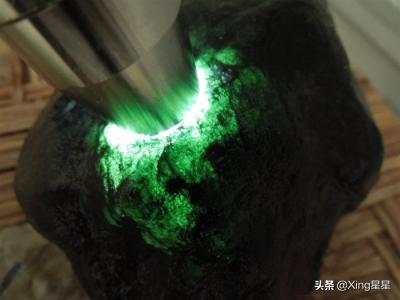包含翡翠原石上的蟒带会进翠色吗的词条-第6张图片-翡翠网 包含翡翠原石上的蟒带会进翠色吗的词条-第6张图片-翡翠网