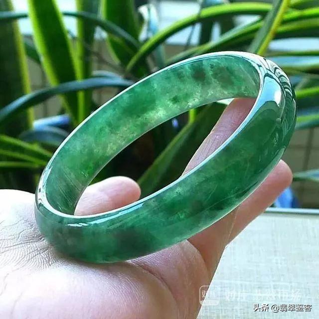 褐色翡翠手镯翡翠手镯有一段褐色-第1张图片-翡翠网 褐色翡翠手镯翡翠手镯有一段褐色-第1张图片-翡翠网