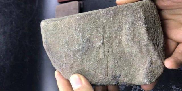 翡翠原石切开后期,翡翠原石切开全是黑藓-第1张图片-翡翠网 翡翠原石切开后期,翡翠原石切开全是黑藓-第1张图片-翡翠网