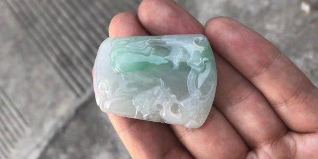 翡翠原石切开后期,翡翠原石切开全是黑藓-第9张图片-翡翠网 翡翠原石切开后期,翡翠原石切开全是黑藓-第9张图片-翡翠网