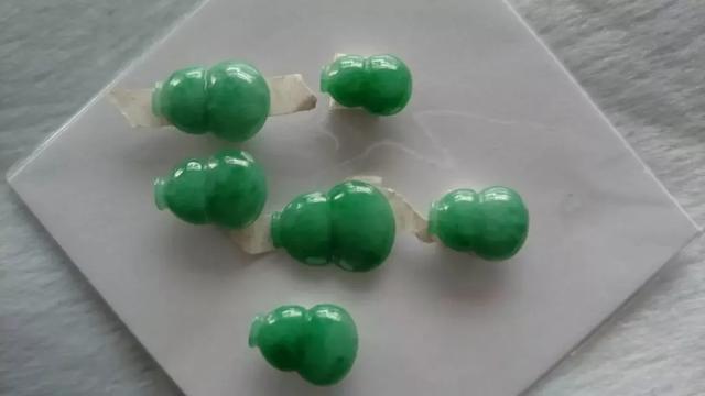 乌鸡翡翠手镯的功效与作用红翡翠手镯的功效-第2张图片-翡翠网 乌鸡翡翠手镯的功效与作用红翡翠手镯的功效-第2张图片-翡翠网