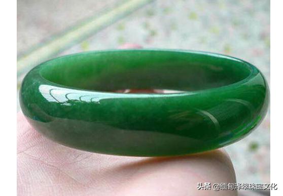 翡翠手镯有裂纹是不是就不值钱了翡翠手镯有裂缝-第2张图片-翡翠网 翡翠手镯有裂纹是不是就不值钱了翡翠手镯有裂缝-第2张图片-翡翠网