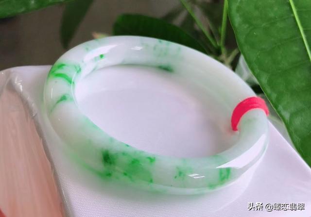 52翡翠手镯的简单介绍-第4张图片-翡翠网 52翡翠手镯的简单介绍-第4张图片-翡翠网