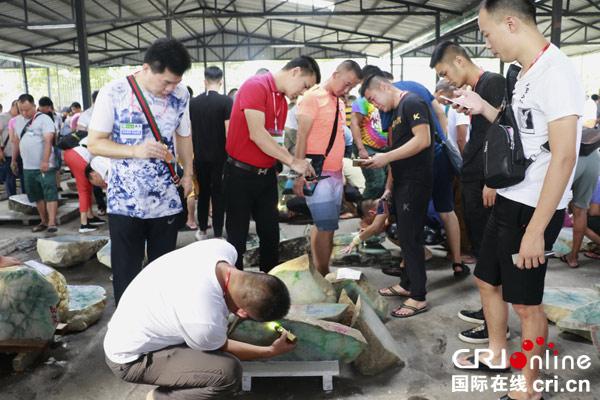 国内翡翠原石公盘翡翠原石交易会公盘吗-第2张图片-翡翠网 国内翡翠原石公盘翡翠原石交易会公盘吗-第2张图片-翡翠网