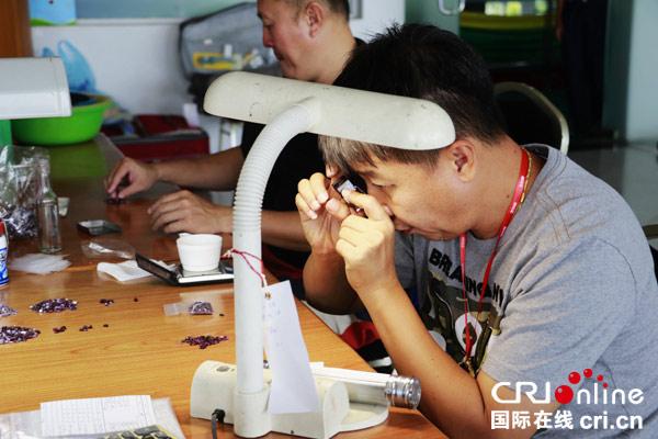 国内翡翠原石公盘翡翠原石交易会公盘吗-第6张图片-翡翠网 国内翡翠原石公盘翡翠原石交易会公盘吗-第6张图片-翡翠网