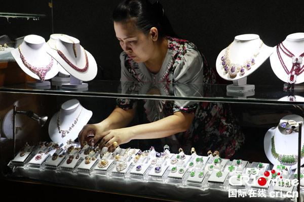 国内翡翠原石公盘翡翠原石交易会公盘吗-第8张图片-翡翠网 国内翡翠原石公盘翡翠原石交易会公盘吗-第8张图片-翡翠网