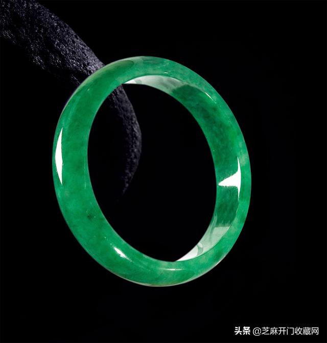 右手戴翡翠手镯右手戴翡翠手镯寓意-第2张图片-翡翠网 右手戴翡翠手镯右手戴翡翠手镯寓意-第2张图片-翡翠网