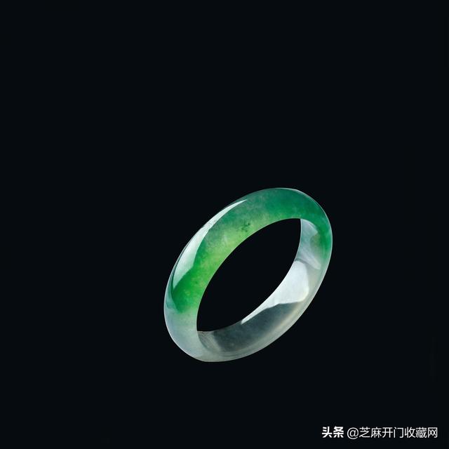 右手戴翡翠手镯右手戴翡翠手镯寓意-第3张图片-翡翠网 右手戴翡翠手镯右手戴翡翠手镯寓意-第3张图片-翡翠网