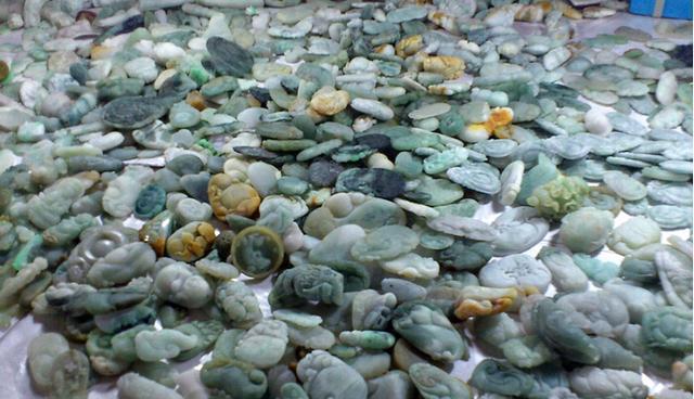 翡翠原石砖头料砖头料翡翠手镯-第3张图片-翡翠网 翡翠原石砖头料砖头料翡翠手镯-第3张图片-翡翠网