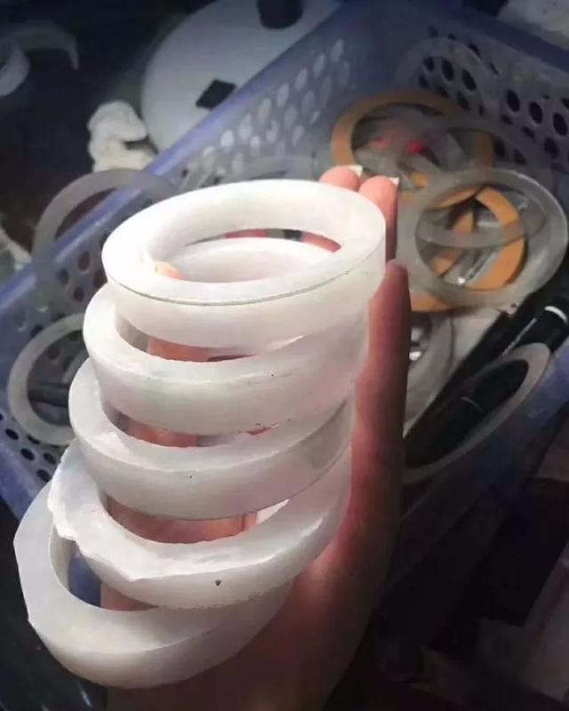 春底翡翠手镯春带彩翡翠手镯价值-第9张图片-翡翠网 春底翡翠手镯春带彩翡翠手镯价值-第9张图片-翡翠网