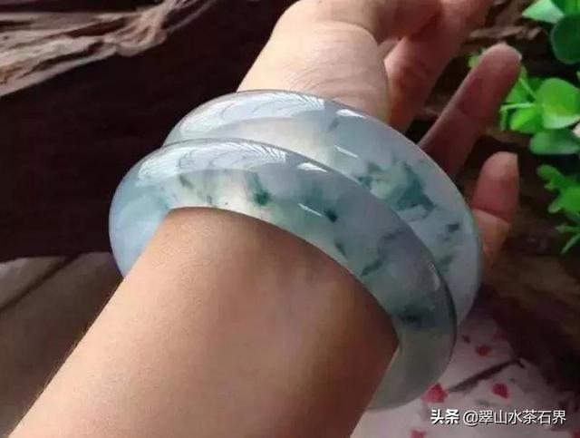 翡翠手镯下片一般多后翡翠手镯下片-第2张图片-翡翠网 翡翠手镯下片一般多后翡翠手镯下片-第2张图片-翡翠网