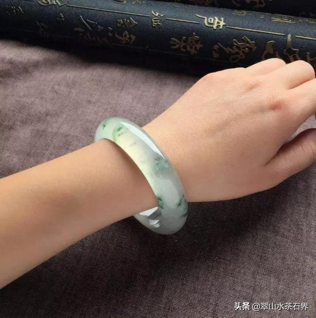 翡翠手镯下片一般多后翡翠手镯下片-第16张图片-翡翠网 翡翠手镯下片一般多后翡翠手镯下片-第16张图片-翡翠网