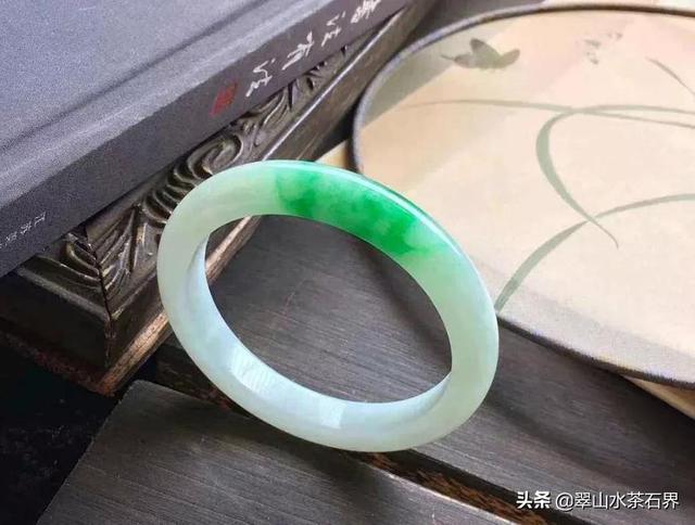 翡翠手镯下片一般多后翡翠手镯下片-第18张图片-翡翠网 翡翠手镯下片一般多后翡翠手镯下片-第18张图片-翡翠网