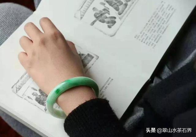 翡翠手镯下片一般多后翡翠手镯下片-第23张图片-翡翠网 翡翠手镯下片一般多后翡翠手镯下片-第23张图片-翡翠网