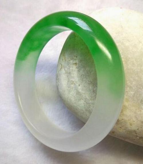 翡翠手镯不变色怎么办,翡翠手镯戴久了会变色吗-第1张图片-翡翠网 翡翠手镯不变色怎么办,翡翠手镯戴久了会变色吗-第1张图片-翡翠网