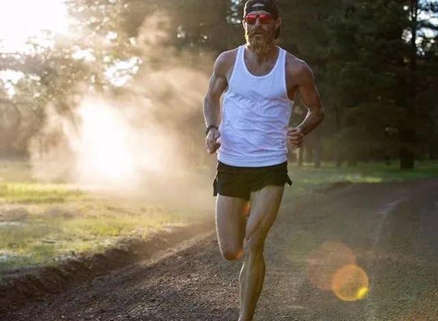 翡翠手镯不变色怎么办,翡翠手镯戴久了会变色吗-第2张图片-翡翠网 翡翠手镯不变色怎么办,翡翠手镯戴久了会变色吗-第2张图片-翡翠网