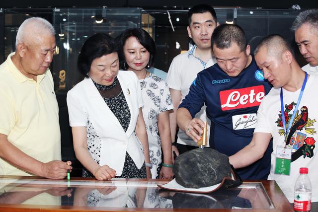 冰种苹果绿翡翠原石冰种苹果绿翡翠手镯图片-第1张图片-翡翠网 冰种苹果绿翡翠原石冰种苹果绿翡翠手镯图片-第1张图片-翡翠网