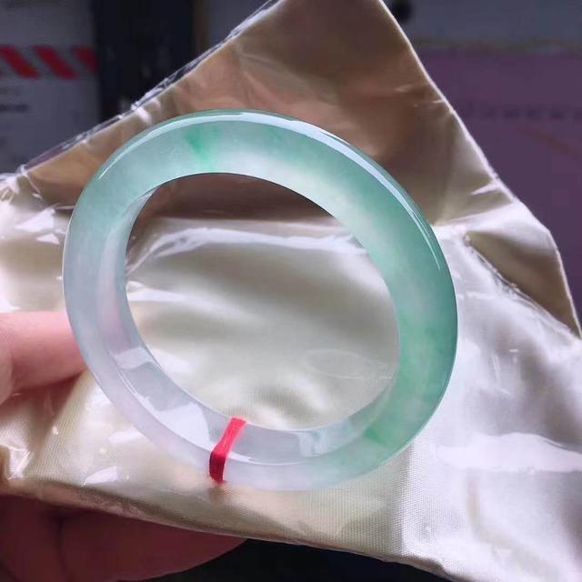 关于五万能买到什么样的翡翠手镯的信息-第5张图片-翡翠网 关于五万能买到什么样的翡翠手镯的信息-第5张图片-翡翠网