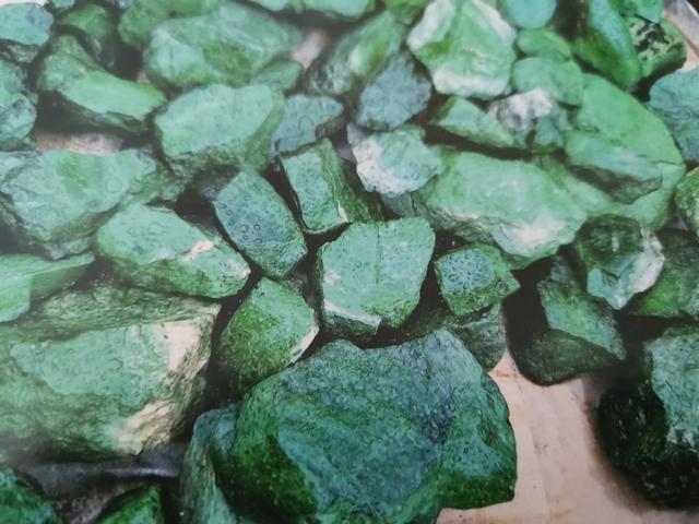 翡翠原石分为哪几类翡翠原石分为几大类-第1张图片-翡翠网 翡翠原石分为哪几类翡翠原石分为几大类-第1张图片-翡翠网