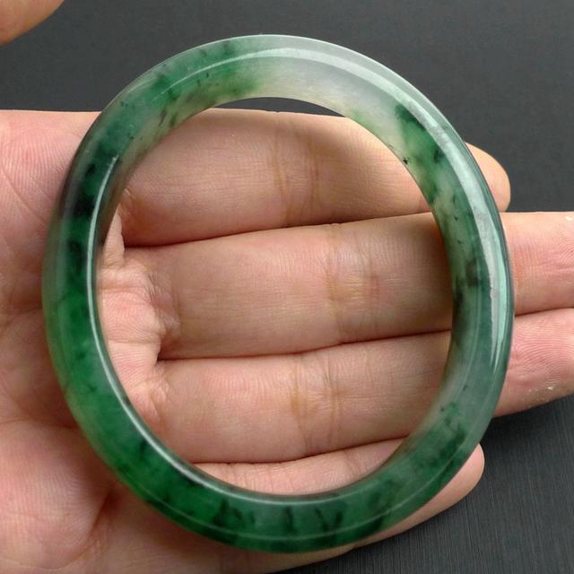 如何拍翡翠手镯如何选购翡翠手镯-第6张图片-翡翠网 如何拍翡翠手镯如何选购翡翠手镯-第6张图片-翡翠网