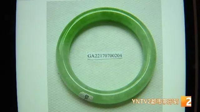 翡翠染色手镯,翡翠手镯染色的鉴别-第2张图片-翡翠网 翡翠染色手镯,翡翠手镯染色的鉴别-第2张图片-翡翠网