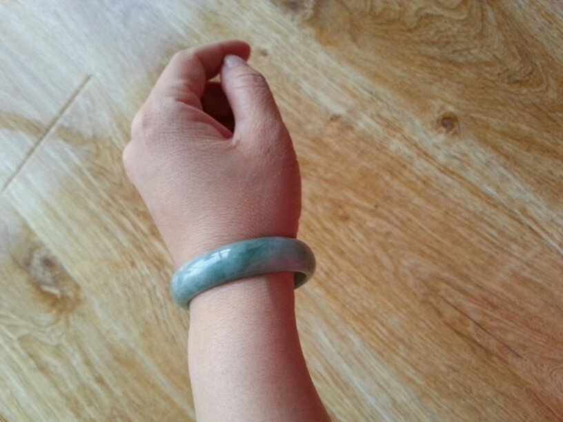 翡翠手镯有生长纹翡翠手镯有生长纹有影响吗-第1张图片-翡翠网 翡翠手镯有生长纹翡翠手镯有生长纹有影响吗-第1张图片-翡翠网