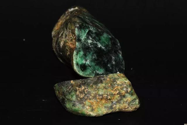 翡翠 手镯 黑藓,翡翠手镯黑藓能淡化吗-第2张图片-翡翠网 翡翠 手镯 黑藓,翡翠手镯黑藓能淡化吗-第2张图片-翡翠网