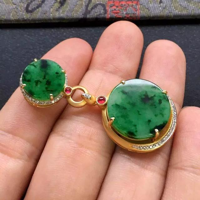 翡翠 手镯 黑藓,翡翠手镯黑藓能淡化吗-第5张图片-翡翠网 翡翠 手镯 黑藓,翡翠手镯黑藓能淡化吗-第5张图片-翡翠网