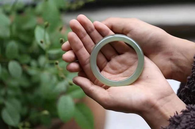 老翡翠玉手镯带翡翠玉手镯对人有什么好处-第1张图片-翡翠网 老翡翠玉手镯带翡翠玉手镯对人有什么好处-第1张图片-翡翠网